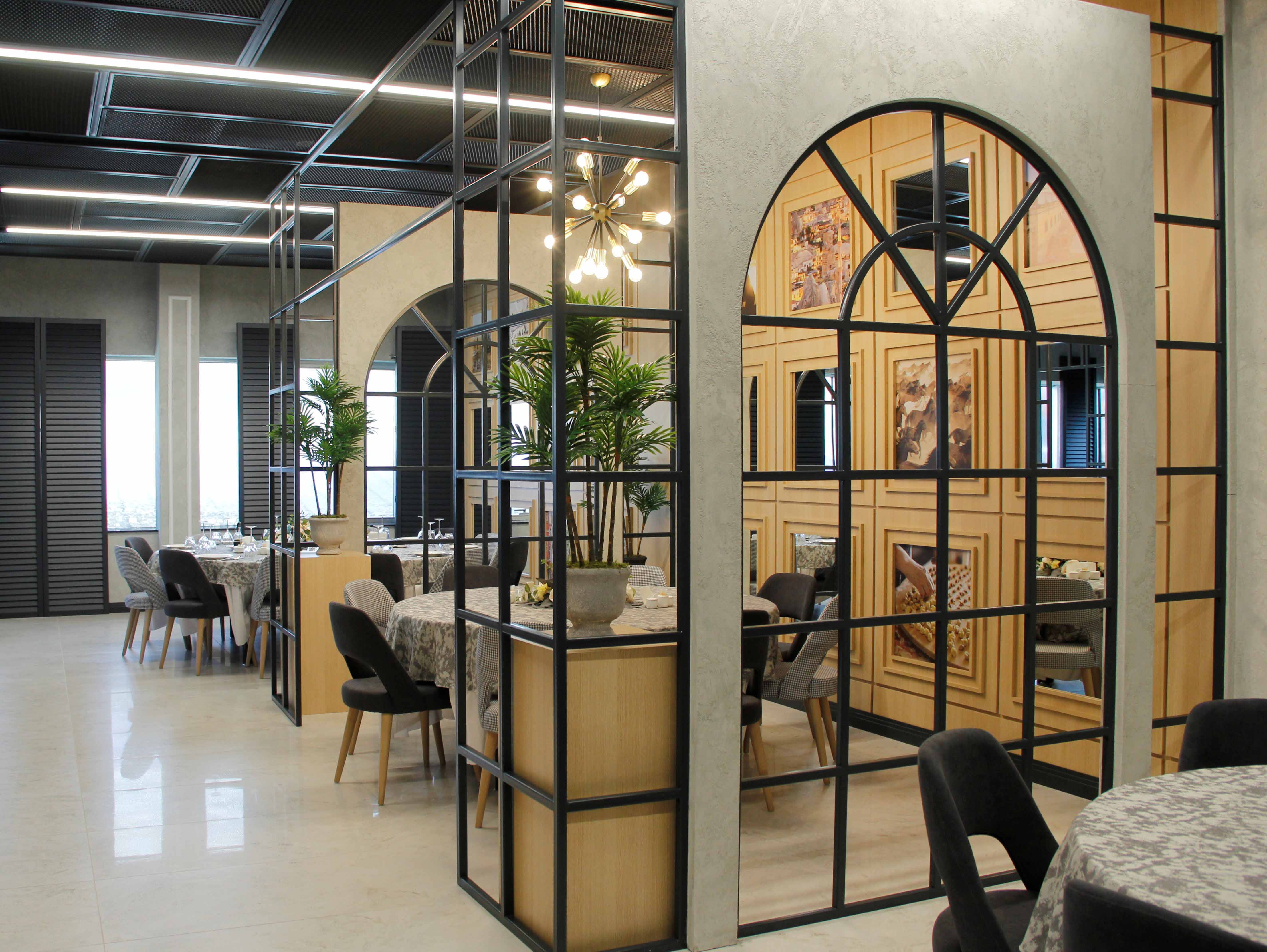 The meeting rooms located in the showroom have been equipped with technological means that our customers can easily use at any time.